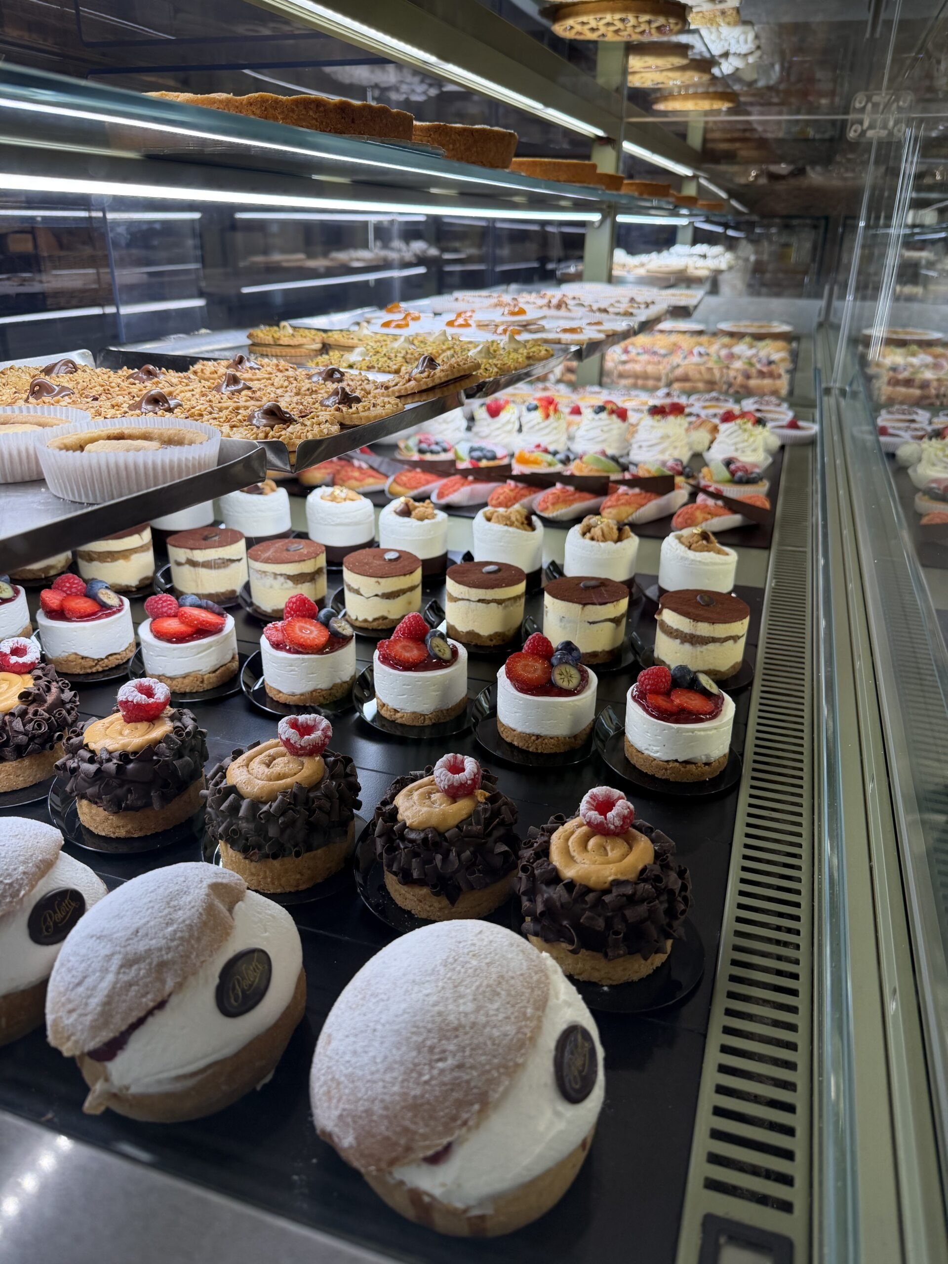 The pastry counter of Pasticceria Poletti in Cernobbio: tarts, cheesecakes, tiramisù and cream buns